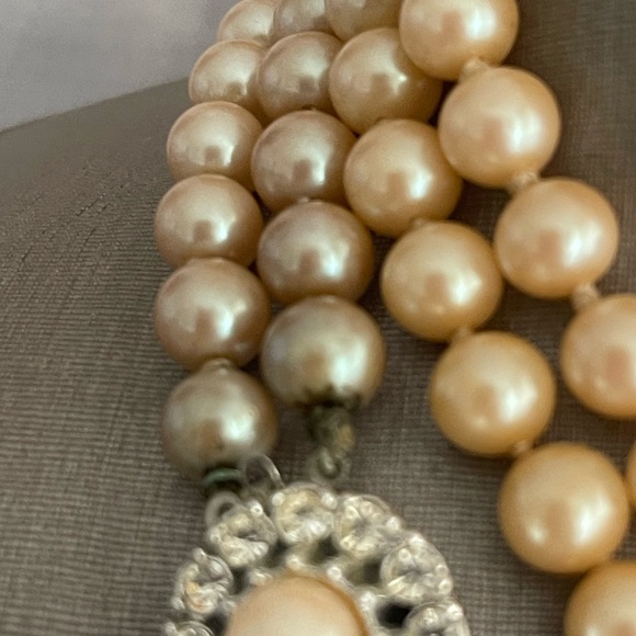 TWO STRANDS OF VINTAGE CRÈME PEARLS WITH RHINESTONE CLASP - Picture 9 of 12